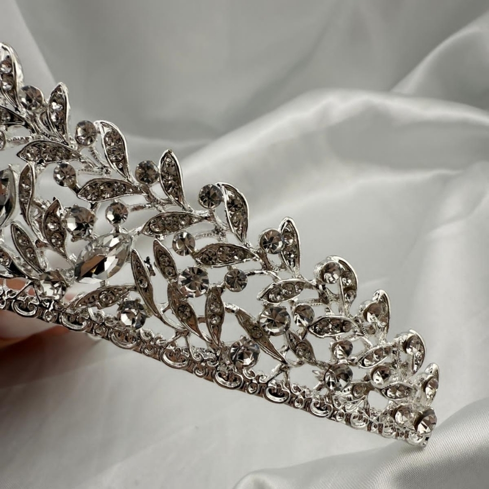 Wedding Party Elegant Silver Tiara - Picture 4 of 5
